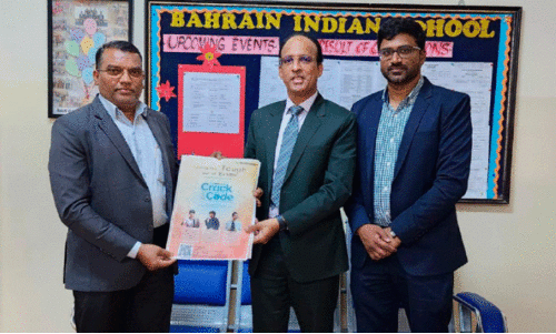 ‘ക്രാ​ക് ദ ​കോ​ഡ്’​പ​രി​പാ​ടി​യു​ടെ പോ​സ്റ്റ​ർ ഭ​വ​ൻ​സ് ബ​ഹ്റൈ​ൻ ഇ​ന്ത്യ​ൻ സ്കൂ​ൾ വൈ​സ് പ്രി​ൻ​സി​പ്പ​ൽ സ​ജി ജേ​ക്ക​ബി​ന് കൈ​മാ​റു​ന്നു