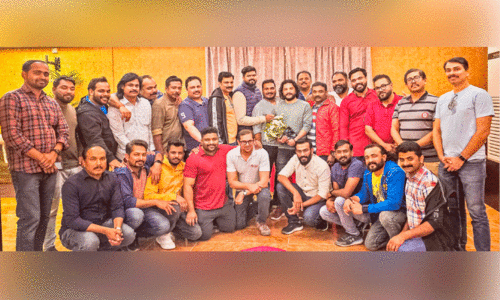 റി​യാ​ദ് ടാ​ക്കീ​സ് നൗ​ഷാ​ദ് ആ​ലു​വ​ക്ക്​ സ്വീ​ക​ര​ണം ന​ൽ​കി