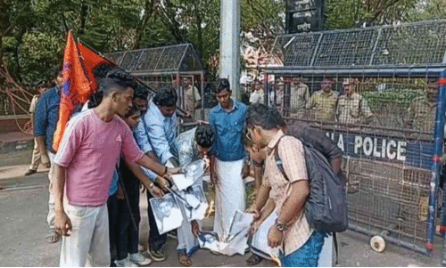 എൻ.ഐ.ടിക്കുമുന്നിൽ ഗോദ്സേയുടെ ചിത്രം കത്തിച്ച് എ.ബി.വി.പി