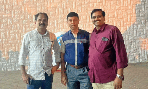 ഡോ. സജി ഉതുപ്പാന്റെ നേതൃത്വത്തിൽ ഇന്ത്യൻ സ്കൂൾ ബോർഡ് ചെയർമാനുമായി രക്ഷിതാക്കൾ ചർച്ചക്കെത്തിയപ്പോൾ ഡോ. സജി ഉതുപ്പാന്റെ നേതൃത്വത്തിൽ ഇന്ത്യൻ സ്കൂൾ ബോർഡ് ചെയർമാനുമായി രക്ഷിതാക്കൾ ചർച്ചക്കെത്തിയപ്പോൾ