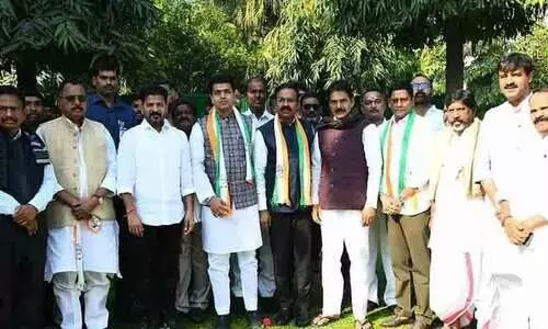 ബി.ആർ.എസ് നേതാക്കളായ വെങ്കടേശും ജീവൻ റെഡ്ഡിയും കോൺഗ്രസിൽ