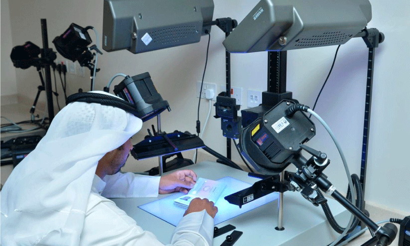 ജി.​ഡി.​ആ​ർ.​എ​ഫ്.​എ ഡോ​ക്യു​മെ​ന്റ് എ​ക്സാ​മി​നേ​ഷ​ൻ സെ​ന്റ​റി​ൽ പാ​സ്​​പോ​ർ​ട്ട് പ​രി​ശോ​ധി​ക്കു​ന്നു