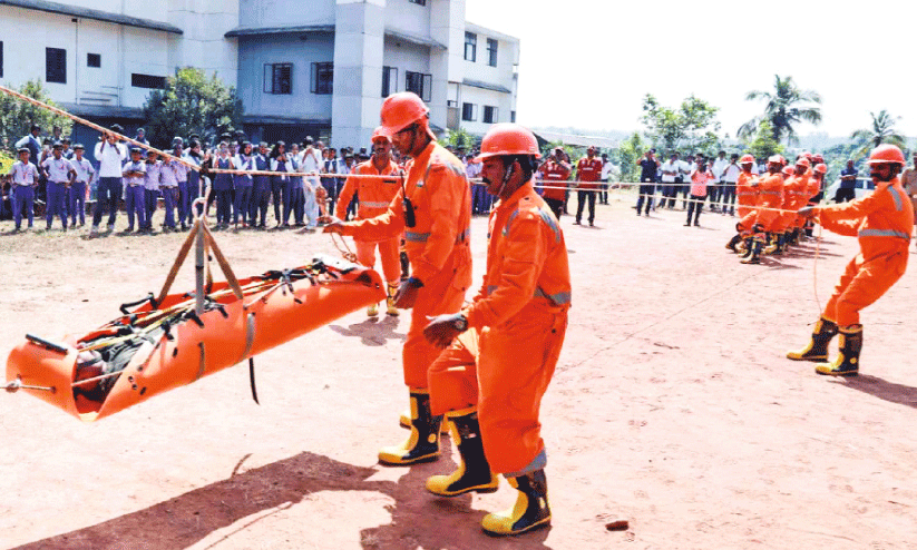 മ​ണ്ണാ​ര്‍ക്കാ​ട്ട് ദു​ര​ന്ത​നി​വാ​ര​ണ  അ​ധി​കൃ​ത​രു​ടെ മോ​ക് ഡ്രി​ൽ