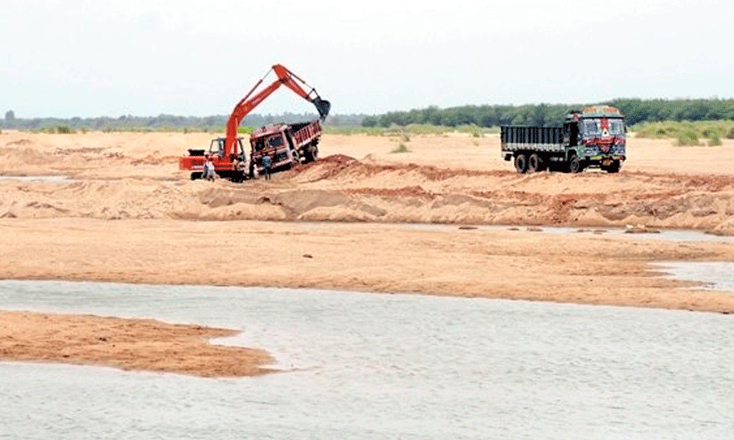 ഭാരതപ്പുഴയിലെ മണലെടുപ്പ്; പ്രതീക്ഷയിൽ തൊഴിലാളി കുടുംബങ്ങൾ ഭാരതപ്പുഴയിലെ മണലെടുപ്പ്; പ്രതീക്ഷയിൽ തൊഴിലാളി കുടുംബങ്ങൾ