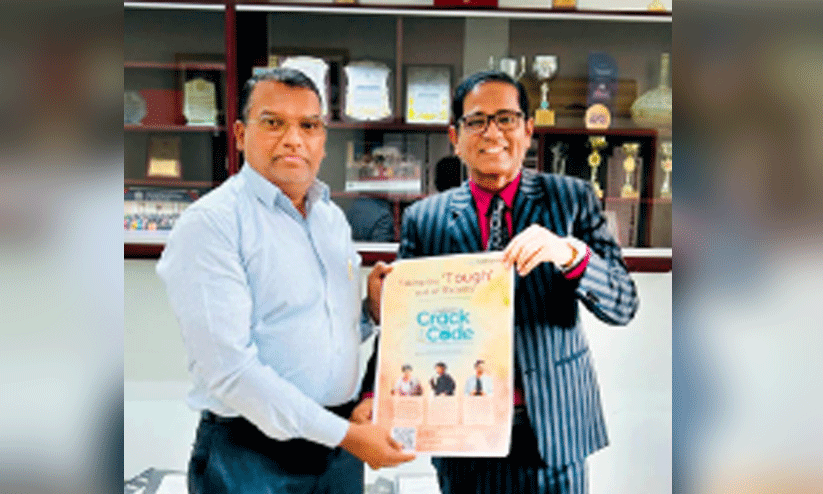 ‘ക്രാ​ക്ക് ദ ​കോ​ഡ്’ പ​രി​പാ​ടി​യു​ടെ പോസ്റ്റർ  ​ഇബ്നുൽ ഹൈതം സ്കൂ​ൾ പ്രി​ൻ​സി​പ്പ​ൽ ഡോ. ​മു​ഹ​മ്മ​ദ് ത​യ്യാ​ബി​ന് ഗ​ൾ​ഫ് മാ​ധ്യ​മം റീ​ജ​ന​ൽ മാ​നേ​ജ​ർ ജ​ലീ​ൽ അ​ബ്ദു​ല്ല കൈ​മാ​റു​ന്നു