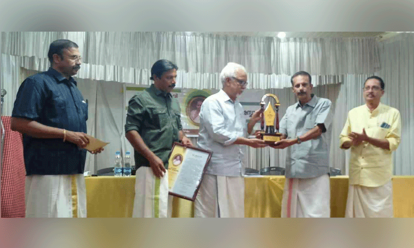 കേരളവർമ കവിത പുരസ്കാരം സമ്മാനിച്ചു കേരളവർമ കവിത പുരസ്കാരം സമ്മാനിച്ചു
