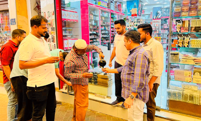 ഖ​മീ​സ്​ ബി​ൻ സ​ഈ​ദ്​ അ​ൽ സ​ദ്​​ജാ​ലി മ​ത്ര​യി​ലെ വ്യാ​പാ​രി​ക​ൾ​ക്ക്​ ഖ​ഹ്​​വ പ​ക​ർ​ന്നു​ന​ൽ​കു​ന്നു