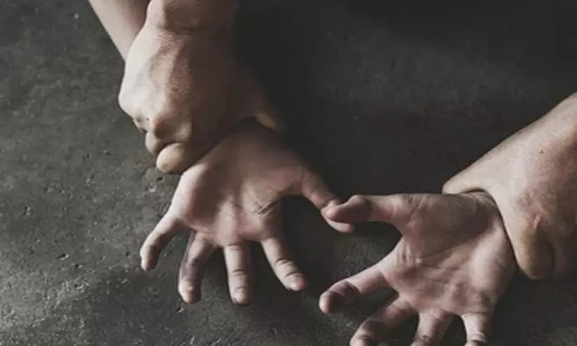 ഡൽഹിയിൽ ഡാർജീലിങ് സ്വദേശിയായ യുവതിയെ ബലാത്സംഗം ചെയ്തു; മുഖത്ത് പരിപ്പ് കറി ഒഴിച്ചതായി പരാതി ഡൽഹിയിൽ ഡാർജീലിങ് സ്വദേശിയായ യുവതിയെ ബലാത്സംഗം ചെയ്തു; മുഖത്ത് പരിപ്പ് കറി ഒഴിച്ചതായി പരാതി