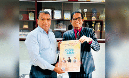 ‘ക്രാ​ക്ക് ദ ​കോ​ഡ്’ പ​രി​പാ​ടി​യു​ടെ പോസ്റ്റർ  ​ഇബ്നുൽ ഹൈതം സ്കൂ​ൾ പ്രി​ൻ​സി​പ്പ​ൽ ഡോ. ​മു​ഹ​മ്മ​ദ് ത​യ്യാ​ബി​ന് ഗ​ൾ​ഫ് മാ​ധ്യ​മം റീ​ജ​ന​ൽ മാ​നേ​ജ​ർ ജ​ലീ​ൽ അ​ബ്ദു​ല്ല കൈ​മാ​റു​ന്നു