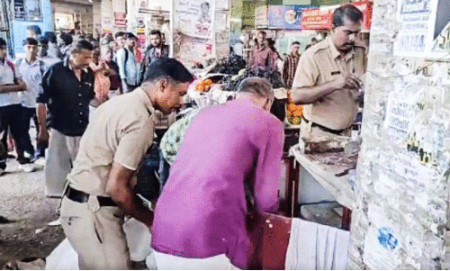 കോട്ടയം ജില്ലയിൽ പൊലീസിന്റെ സ്പെഷൽ ഡ്രൈവും മിന്നൽ പരിശോധനയും കോട്ടയം ജില്ലയിൽ പൊലീസിന്റെ സ്പെഷൽ ഡ്രൈവും മിന്നൽ പരിശോധനയും