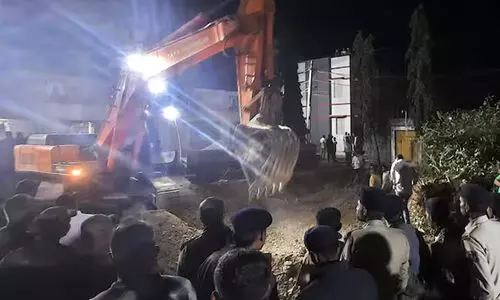 ഗുജറാത്തിൽ കുഴൽക്കിണറിൽ വീണ രണ്ട് വയസ്സുകാരന് ഒമ്പതു മണിക്കൂറിനു ശേഷം പുനർജന്മം