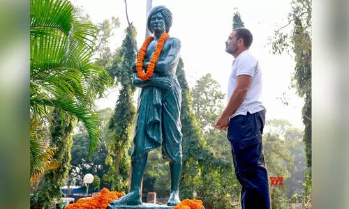 ഭാരത് ജോഡോ ന്യായ് യാത്രയ്ക്കിടെ ബിർസ മുണ്ടയ്ക്ക് ആദരാഞ്ജലി അർപ്പിച്ച് രാഹുൽ