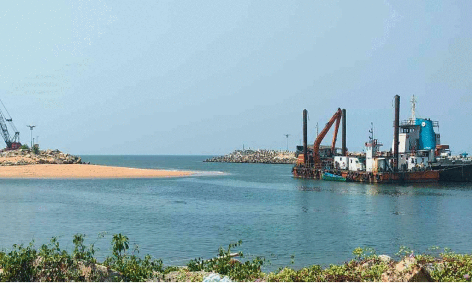 മണൽനീക്കം നിലച്ചു; മുതലപ്പൊഴി അഴിമുഖ പ്രവേശന കവാടത്തിൽ മണൽ മൂടുന്നു