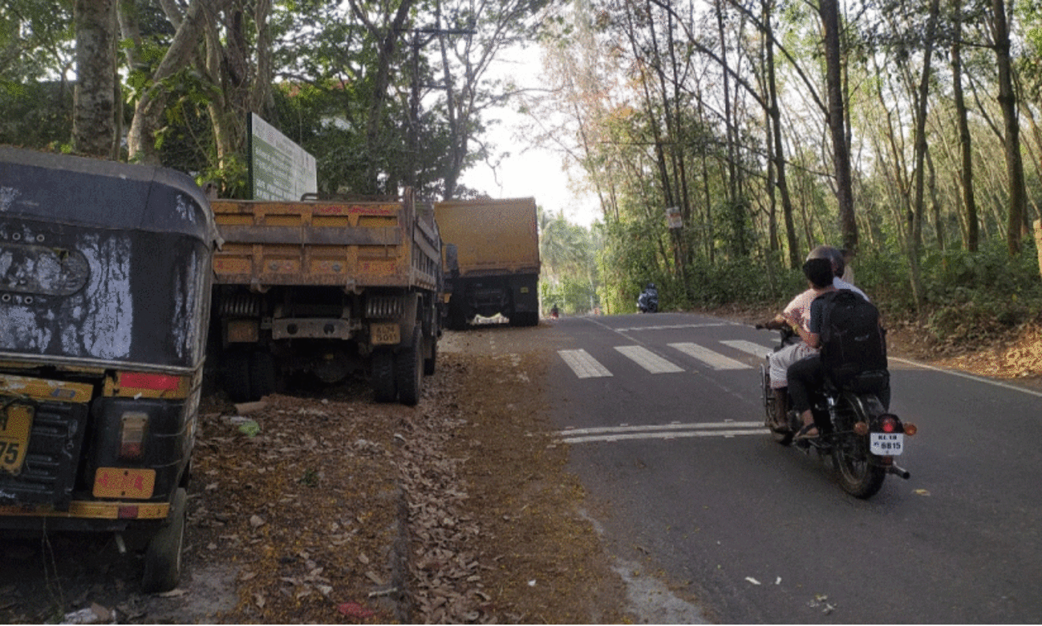പൊലീസ് പിടികൂടിയ വാഹനങ്ങള്‍ പാതയോരത്ത്​; ഗതാഗതക്കുരുക്കിൽ വലഞ്ഞ്​ ജനം