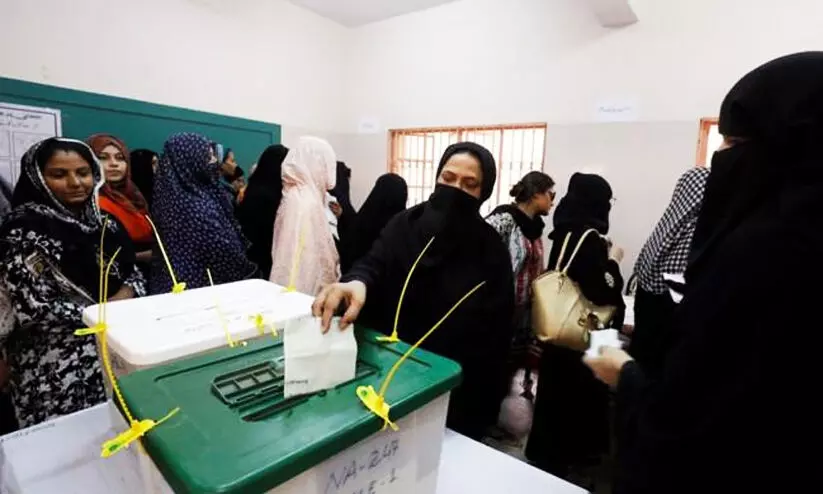 പാ​കി​സ്താ​നി​ൽ പൊ​തു തെ​ര​ഞ്ഞെ​ടു​പ്പിന്‍റെ വോട്ടെടുപ്പ് തുടങ്ങി; പ്രതീക്ഷയോടെ ന​വാ​സും ഇംറാനും ബി​ലാ​വ​ലും