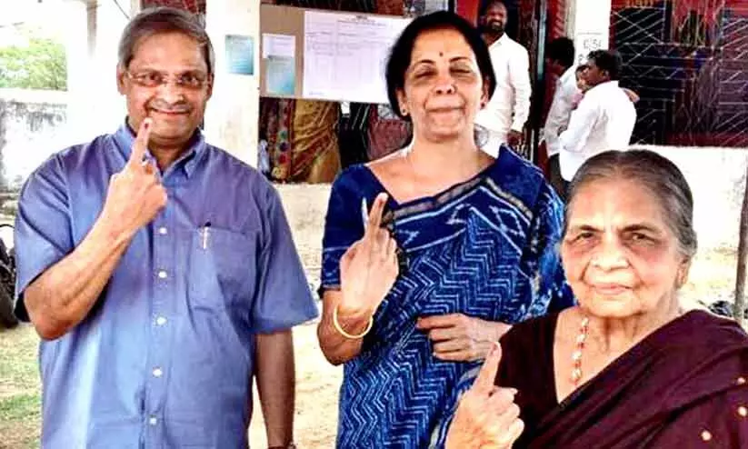 പരകാല പ്രഭാകർ വോെട്ടടുപ്പ് ദിനത്തിൽ അമ്മക്കും ഭാര്യ നിർമല സീതാരാമനുമൊപ്പം പരകാല പ്രഭാകർ വോെട്ടടുപ്പ് ദിനത്തിൽ അമ്മക്കും ഭാര്യ നിർമല സീതാരാമനുമൊപ്പം