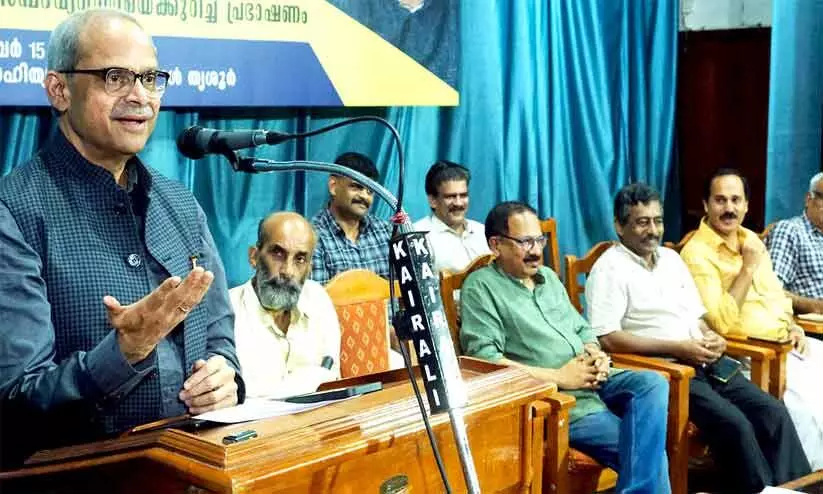 പരകാല പ്രഭാകർ തൃശൂരിൽ ഒരു പൊതു ചടങ്ങിൽ സംസാരിക്കുന്നു പരകാല പ്രഭാകർ തൃശൂരിൽ ഒരു പൊതു ചടങ്ങിൽ സംസാരിക്കുന്നു