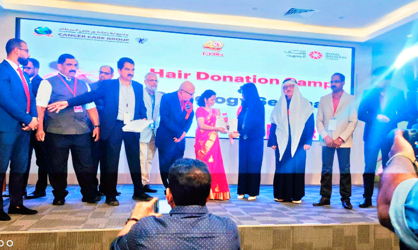 ഇ​ന്ത്യ​ൻ സ്‌​കൂ​ൾ അ​ധ്യാ​പി​ക എം.​കെ. ഗി​രി​ജ പാ​ർ​ല​മെ​ന്റ് അം​ഗം  ഡോ. ​മ​റി​യം അ​ൽ ദേ​നി​ൽ​നി​ന്ന്  പ്ര​ശം​സാ​പ​ത്രം ഏ​റ്റു​വാ​ങ്ങു​ന്നു