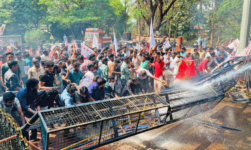 ‘ഗോദ്സെയെ പുകഴ്ത്തിയ പ്രഫസറെ പുറത്താക്കണം’ എൻ.ഐ.ടിക്കു മുന്നിൽ സമരപരമ്പര; സംഘർഷം