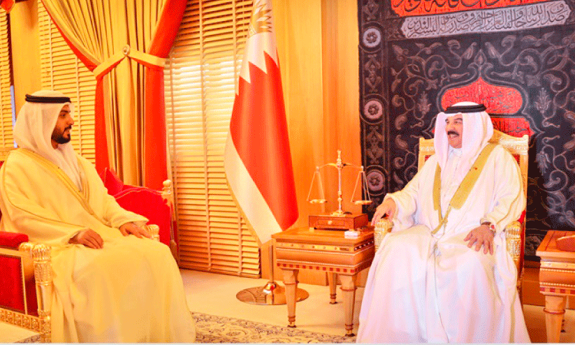 യു.​എ.​ഇ അം​ബാ​സ​ഡ​ർ ഫ​ഹ​ദ്​ മു​ഹ​മ്മ​ദ്​ സാ​ലിം ബി​ൻ ക​ർ​ദോ​സ്​ അ​ൽ ആ​മി​രി​യി​ൽ​നി​ന്ന്  രാ​ജാ​വ്​ ഹ​മ​ദ്​ ബി​ൻ ഈ​സ ആ​ൽ ഖ​ലീ​ഫ നി​യ​മ​ന​രേ​ഖ​ക​ൾ സ്വീ​ക​രി​ക്കു​ന്നു