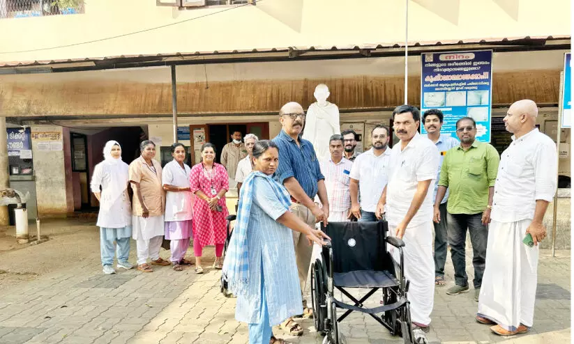 പ​ട്ടാ​മ്പി കൂ​ട്ടാ​യ്മ മെ​ഡി​ക്ക​ൽ ഉ​പ​ക​ര​ണ​ങ്ങ​ൾ വി​ത​ര​ണം ചെ​യ്തു