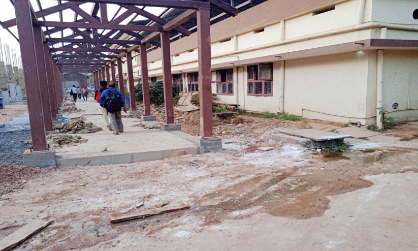 ശൗചാലയത്തിലെ മലിനജലം റോഡിലേക്ക്; തലശ്ശേരി റെയിൽവേ സ്റ്റേഷനിൽ യാത്രക്കാർക്ക് ദുരിതം