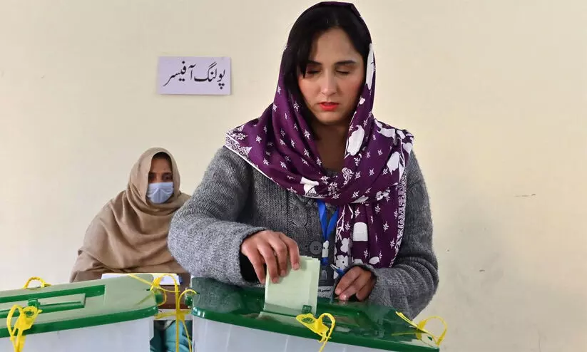 പൊ​തു തെ​ര​ഞ്ഞെ​ടു​പ്പ് നടക്കുന്ന പാ​കി​സ്താ​നി​ൽ മൊബൈൽ സേവനങ്ങൾക്ക് നിരോധനം