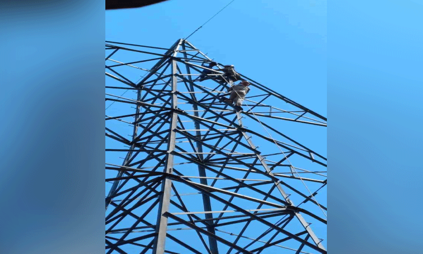 വൈദ്യുതി ടവറിൽ കയറിയ 14കാരനെ ഫയർഫോഴ്​സ്​ രക്ഷിച്ചു