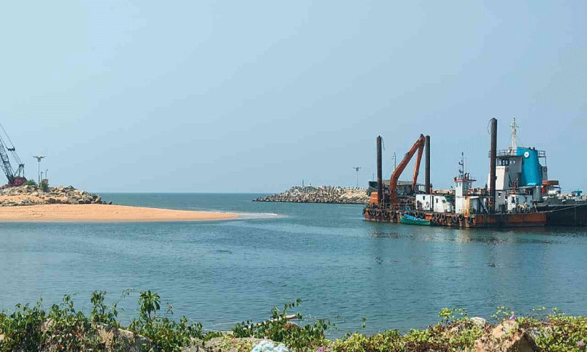 മണൽനീക്കം നിലച്ചു; മുതലപ്പൊഴി അഴിമുഖ പ്രവേശന കവാടത്തിൽ മണൽ മൂടുന്നു