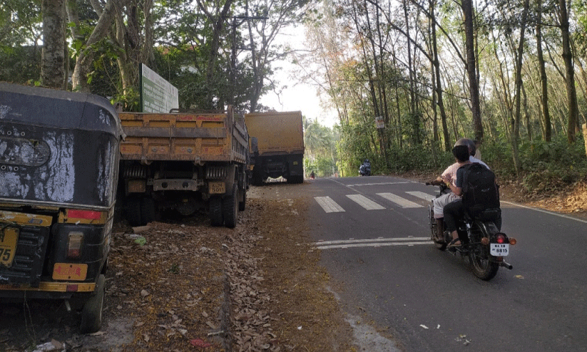 പൊലീസ് പിടികൂടിയ വാഹനങ്ങള്‍ പാതയോരത്ത്​; ഗതാഗതക്കുരുക്കിൽ വലഞ്ഞ്​ ജനം