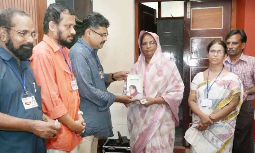 ‘നജ്മൽ ബാബു –ജീവിതവും സംഗീതവും’ പുസ്തകം നജ്മലി​ന്റെ ജീവിതപങ്കാളി സുബൈദക്ക് കൈമാറുന്നു. പോൾ കല്ലാനോട്, വി.ആർ. സുധീഷ്, ഖദീജ മുംതാസ്, കോയ മുഹമ്മദ് എന്നിവർ സമീപം