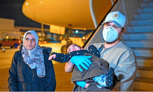 ഗ​സ്സ​യി​ൽ​നി​ന്ന്​ അ​ബൂ​ദ​ബി​യി​ൽ എ​ത്തി​യ ഫ​ല​സ്തീ​നി കു​ട്ടി​യും മാ​താ​വും