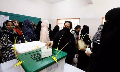 പാ​കി​സ്താ​നി​ൽ പൊ​തു തെ​ര​ഞ്ഞെ​ടു​പ്പിന്‍റെ വോട്ടെടുപ്പ് തുടങ്ങി; പ്രതീക്ഷയോടെ ന​വാ​സും ഇംറാനും ബി​ലാ​വ​ലും