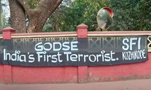 ഗോഡ്സെ ഇന്ത്യയിലെ ആദ്യ തീവ്രവാദി; കോഴിക്കോട് എൻ.ഐ.ടിയിൽ ബാനർ ഉയർത്തി എസ്.എഫ്.ഐ