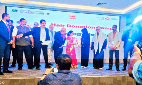 ഇ​ന്ത്യ​ൻ സ്‌​കൂ​ൾ അ​ധ്യാ​പി​ക എം.​കെ. ഗി​രി​ജ പാ​ർ​ല​മെ​ന്റ് അം​ഗം  ഡോ. ​മ​റി​യം അ​ൽ ദേ​നി​ൽ​നി​ന്ന്  പ്ര​ശം​സാ​പ​ത്രം ഏ​റ്റു​വാ​ങ്ങു​ന്നു