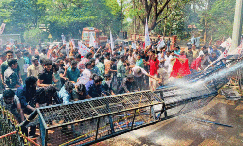 ‘ഗോദ്സെയെ പുകഴ്ത്തിയ പ്രഫസറെ പുറത്താക്കണം’ എൻ.ഐ.ടിക്കു മുന്നിൽ സമരപരമ്പര; സംഘർഷം