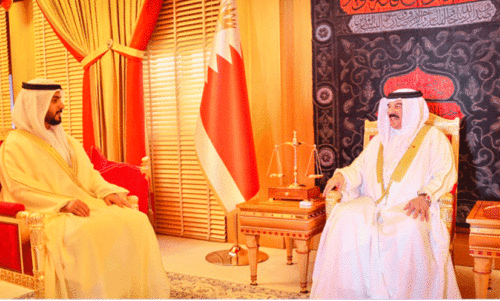 യു.​എ.​ഇ അം​ബാ​സ​ഡ​ർ ഫ​ഹ​ദ്​ മു​ഹ​മ്മ​ദ്​ സാ​ലിം ബി​ൻ ക​ർ​ദോ​സ്​ അ​ൽ ആ​മി​രി​യി​ൽ​നി​ന്ന്  രാ​ജാ​വ്​ ഹ​മ​ദ്​ ബി​ൻ ഈ​സ ആ​ൽ ഖ​ലീ​ഫ നി​യ​മ​ന​രേ​ഖ​ക​ൾ സ്വീ​ക​രി​ക്കു​ന്നു