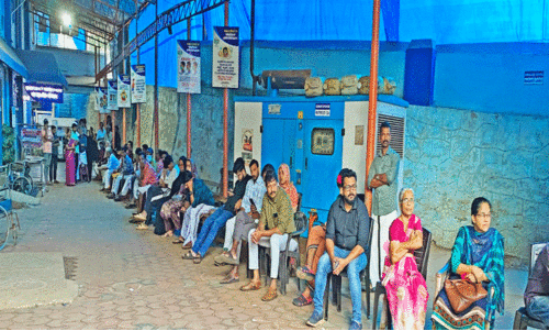 കു​റ്റ്യാ​ടി താ​ലൂ​ക്ക്​ ആ​ശു​പ​ത്രി​യി​ൽ ചി​കി​ത്സ​തേ​ട​ൽ സാ​ഹ​സ​ം