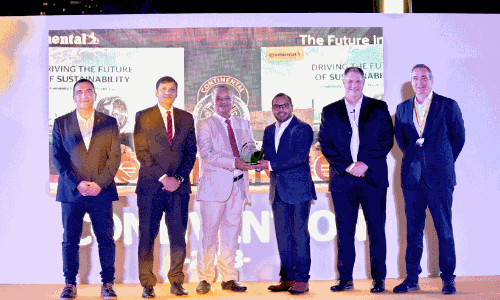 വൈ.​കെ. അ​ൽ​മോ​യി​ദ് ആ​ൻ​ഡ് സ​ൺ​സി​ന്  കോ​ണ്ടി​നെ​ന്റ​ൽ മി​ഡി​ലീ​സ്റ്റ്  അ​വാ​ർ​ഡ് സ​മ്മാ​നി​ക്കു​ന്നു