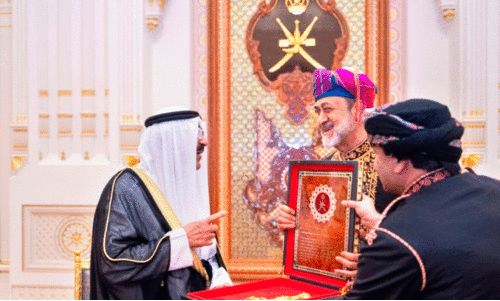 പ​ര​സ്​​പ​രം ബ​ഹു​മ​തി​ക​ൾ കൈ​മാ​റി നേ​താ​ക്ക​ൾ