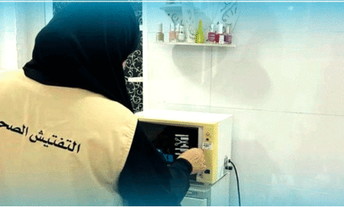 വ​നി​ത ബ്യൂ​ട്ടി സെൻറ​റു​ക​ളി​ൽ  ​ മു​നി​സി​പ്പാ​ലി​റ്റി അ​ധി​കൃ​ത​ർ പ​രി​ശോ​ധ​ന ന​ട​ത്തു​ന്നു