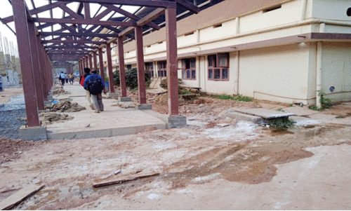 ശൗചാലയത്തിലെ മലിനജലം റോഡിലേക്ക്; തലശ്ശേരി റെയിൽവേ സ്റ്റേഷനിൽ യാത്രക്കാർക്ക് ദുരിതം