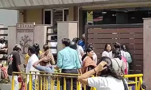 13 സ്കൂളുകളിൽ ബോംബ് വെച്ചതായി ഭീഷണി, രക്ഷിതാക്കൾ കുതിച്ചെത്തി; മണിക്കൂ​റുകളോളം പരിഭ്രാന്തിയിലായി ചെന്നൈ