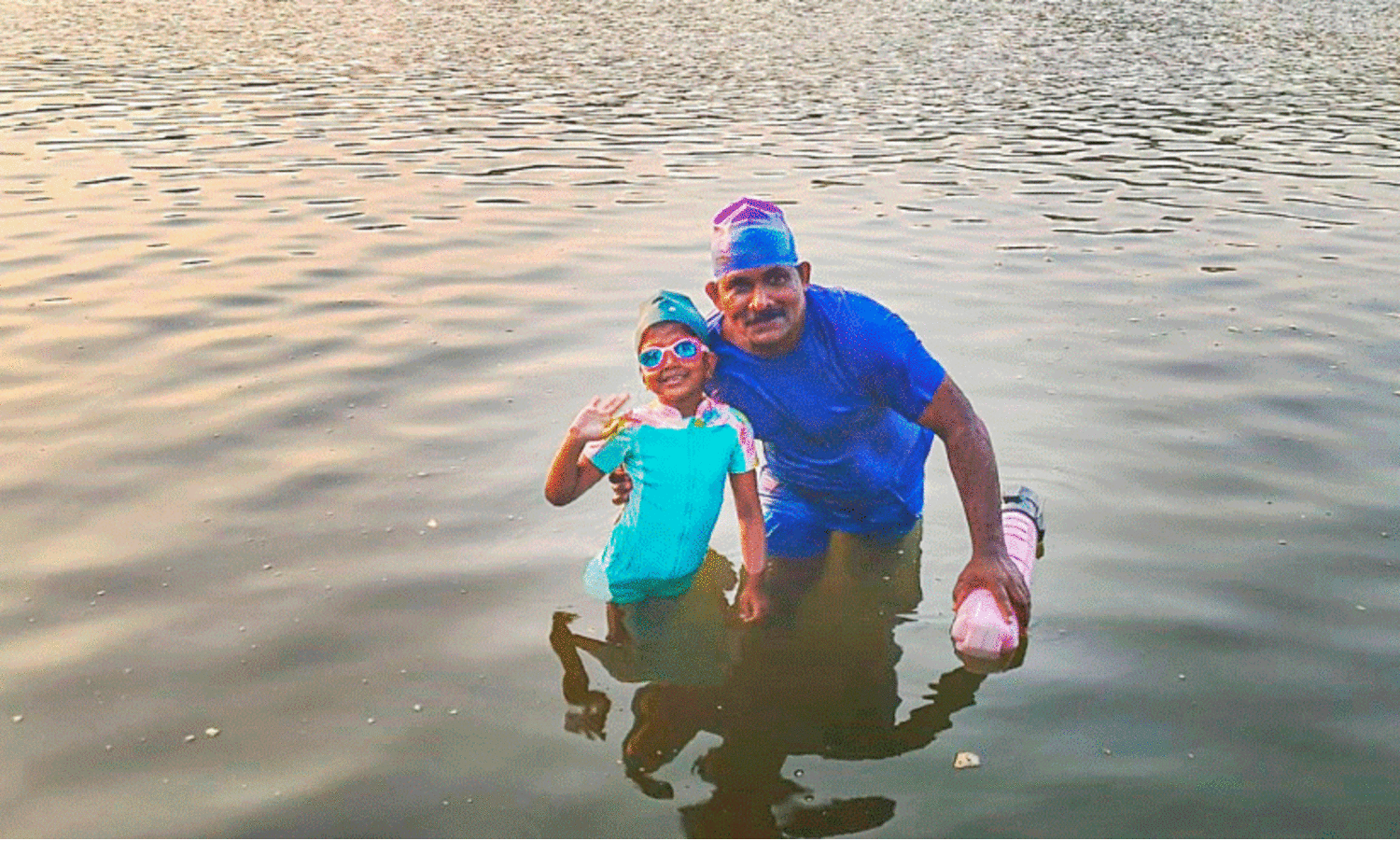 മെ​ഹ്നാ​സ് അ​ലി​ഷേ​ക്ക് നീ​ന്ത​ൽ​ പ​രി​ശീ​ല​ക​നോ​ടൊ​പ്പം