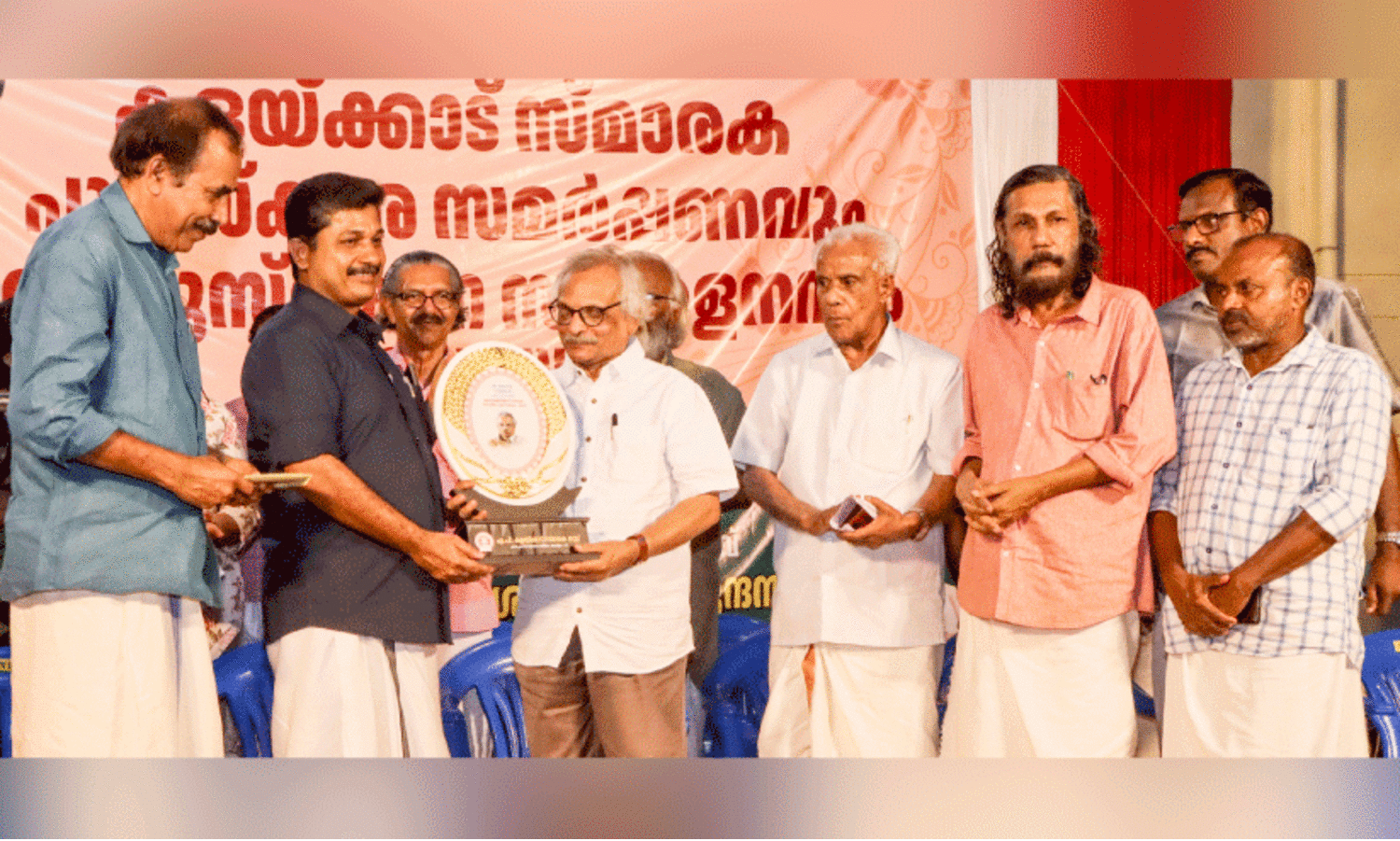 എ.​പി. ക​ള​യ്ക്കാ​ട് സ്മാ​ര​ക ട്ര​സ്റ്റി​ന്റെ ക​ള​യ്ക്കാ​ട് സ്മാ​ര​ക പു​ര​സ്കാ​രം സാ​ഹി​ത്യ​കാ​ര​ൻ എം.​ മു​കു​ന്ദ​ന്​ മു​ൻ എം.​എ​ൽ.​എ എം. ​സ്വ​രാ​ജ് സ​മ്മാ​നി​ക്കു​ന്നു