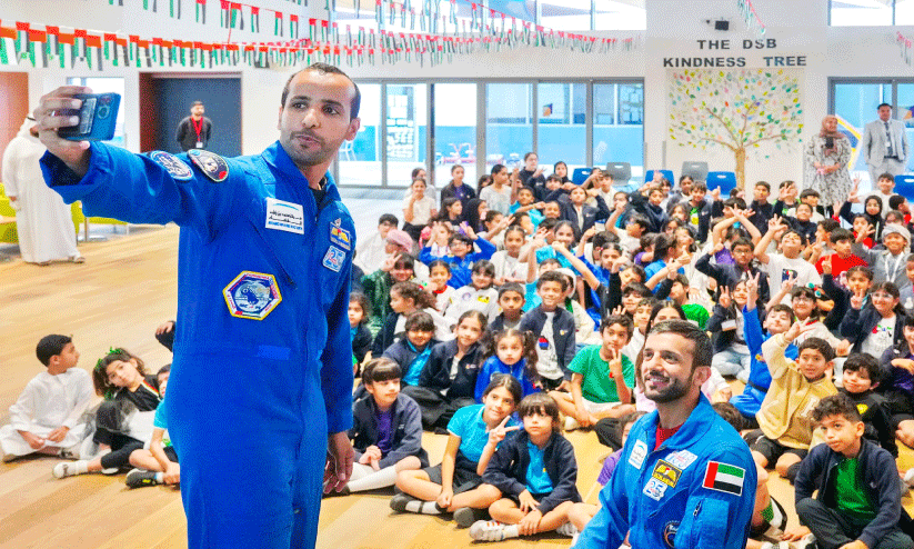 കുട്ടികളെ പ്രചോദിപ്പിച്ച് ബഹിരാകാശ സഞ്ചാരികളുടെ സ്കൂൾ സന്ദർശനം കുട്ടികളെ പ്രചോദിപ്പിച്ച് ബഹിരാകാശ സഞ്ചാരികളുടെ സ്കൂൾ സന്ദർശനം