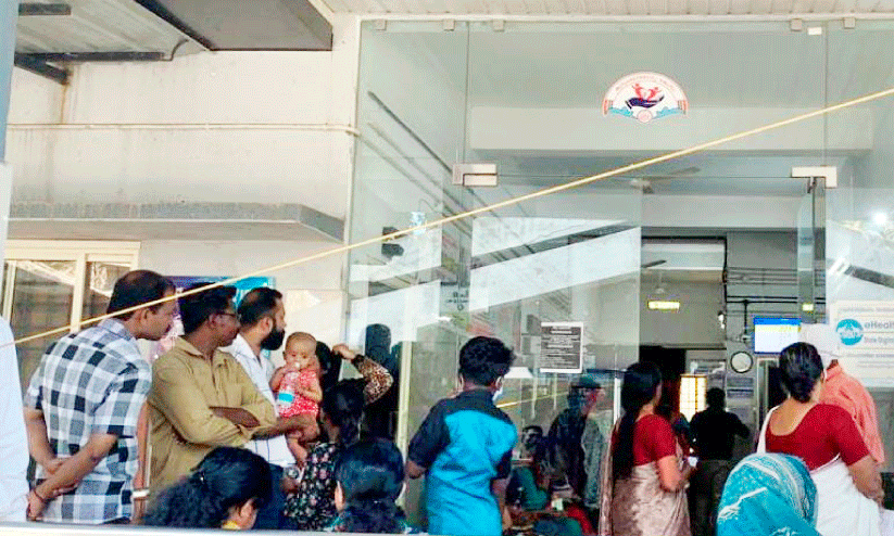 മേ​പ്പാ​ടി കു​ടും​ബാ​രോ​ഗ്യ കേ​ന്ദ്ര​ത്തി​ൽ ഡോ​ക്ട​റെ കാ​ണാ​ൻ  കാ​ത്തു​നി​ൽ​ക്കു​ന്ന​വ​ർ