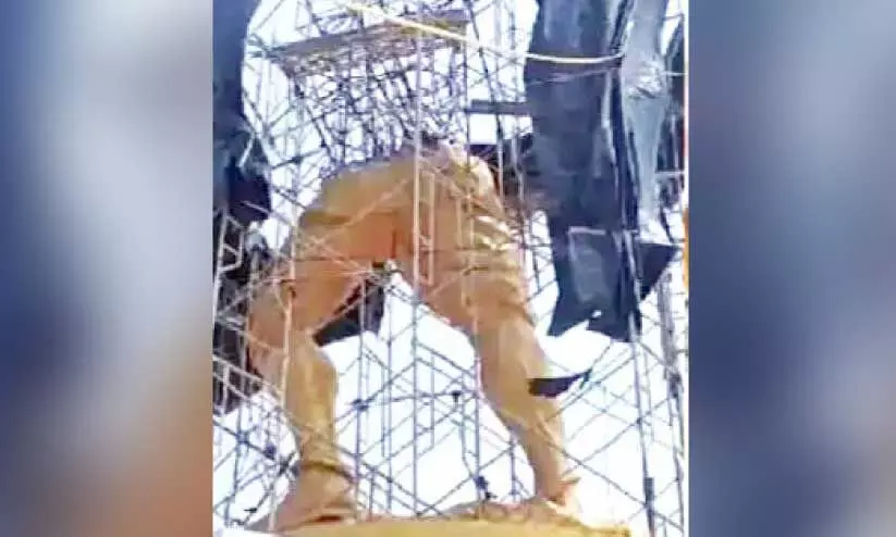 ത​ക​ർ​ന്ന പ​ര​ശു​രാ​മ​ൻ പ്ര​തി​മ