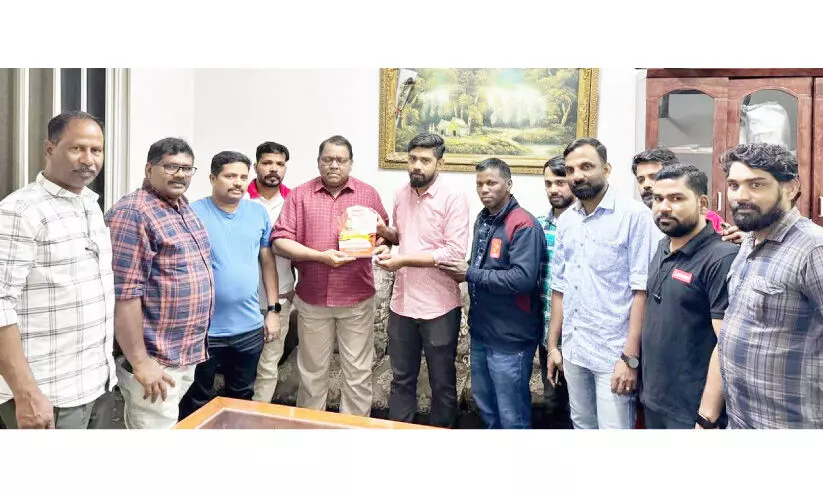 ഹു​സൈ​ൻ വെ​ള്ള​മു​ണ്ട​ക്ക് കേ​ളി യാ​ത്ര​യ​യ​പ്പ് ന​ൽ​കി