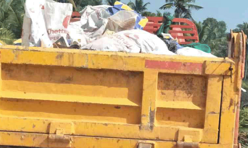 ക​വി​യൂ​ർ - ഒ​ള​വി​ലം ബ​ണ്ട് റോ​ഡി​ലെ ക​ണ്ട​ൽ കാ​ടി​ൽ മാ​ലി​ന്യ​വു​മാ​യെ​ത്തി​യ  ലോ​റി